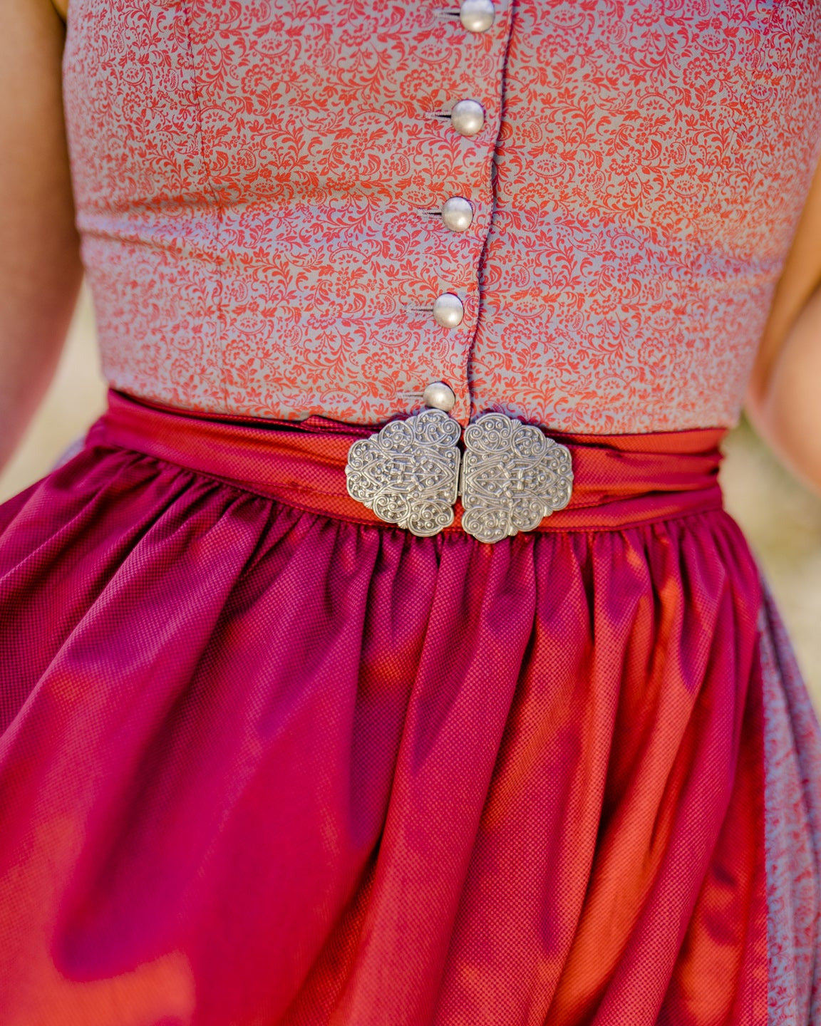Hochgeschlossenes Dirndl Sana mit roter Schürze