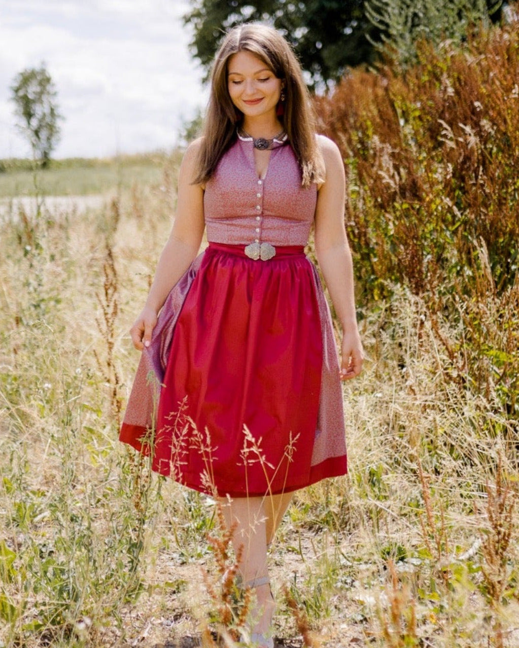 Hochgeschlossenes Dirndl Sana mit roter Schürze