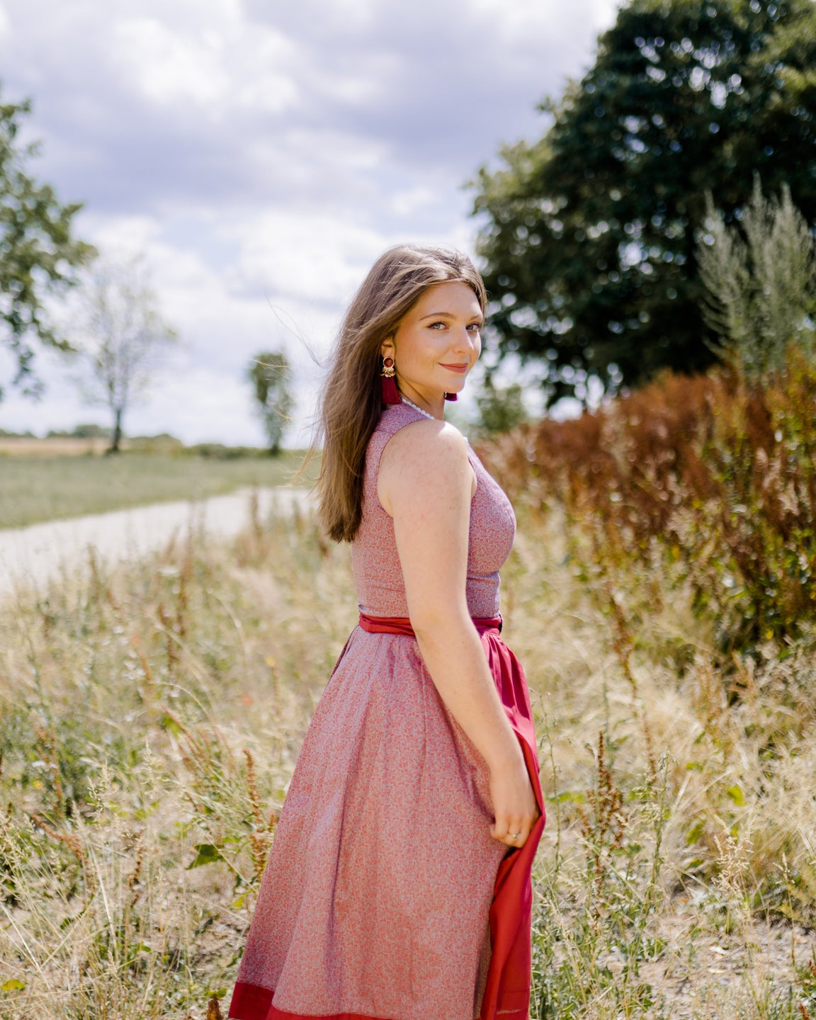 Hochgeschlossenes Dirndl Sana mit roter Schürze