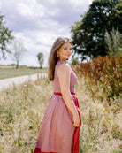 Hochgeschlossenes Dirndl Sana mit roter Schürze