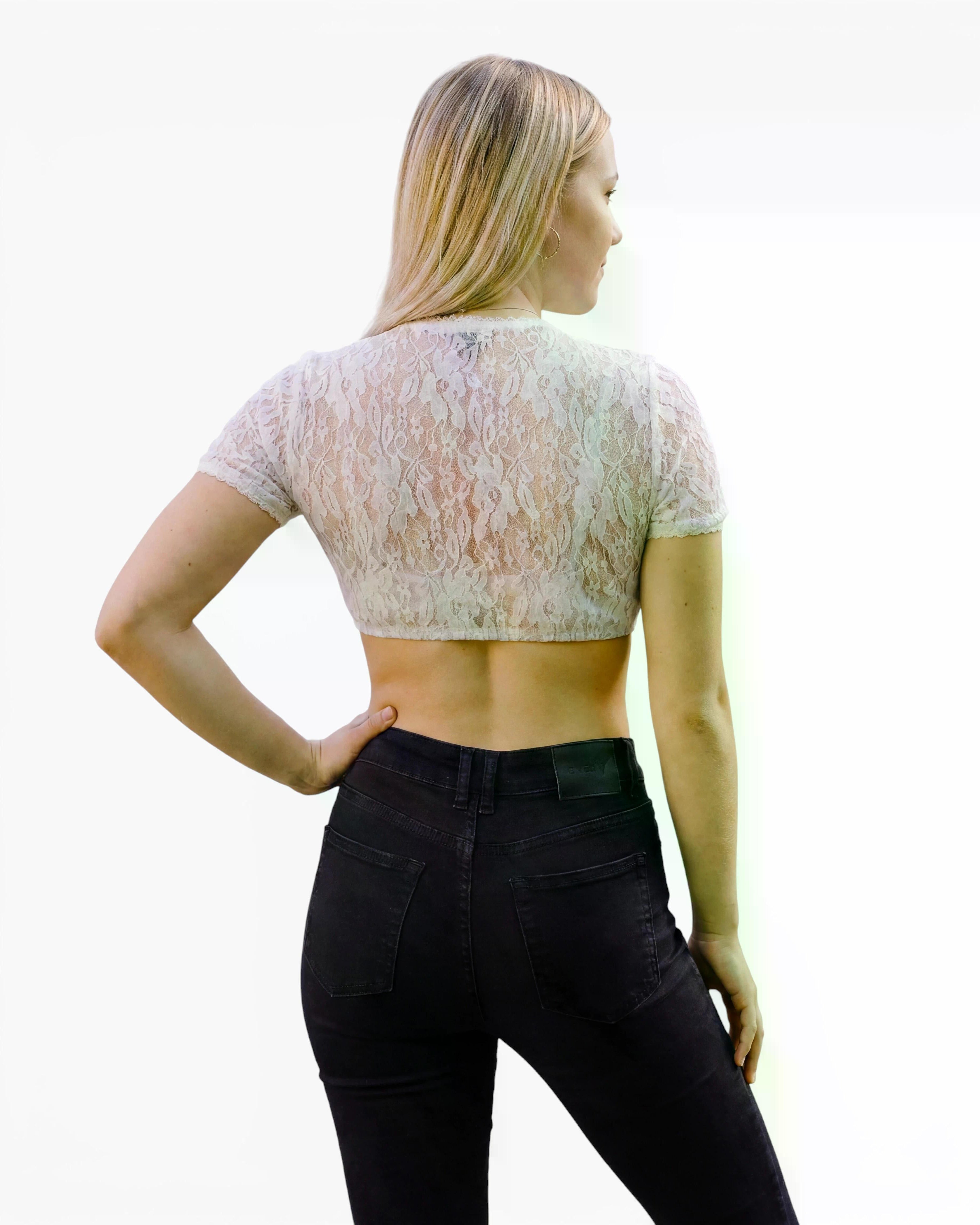 Weiße Dirndlbluse Eva mit Spitzenmuster und femininem Ausschnitt