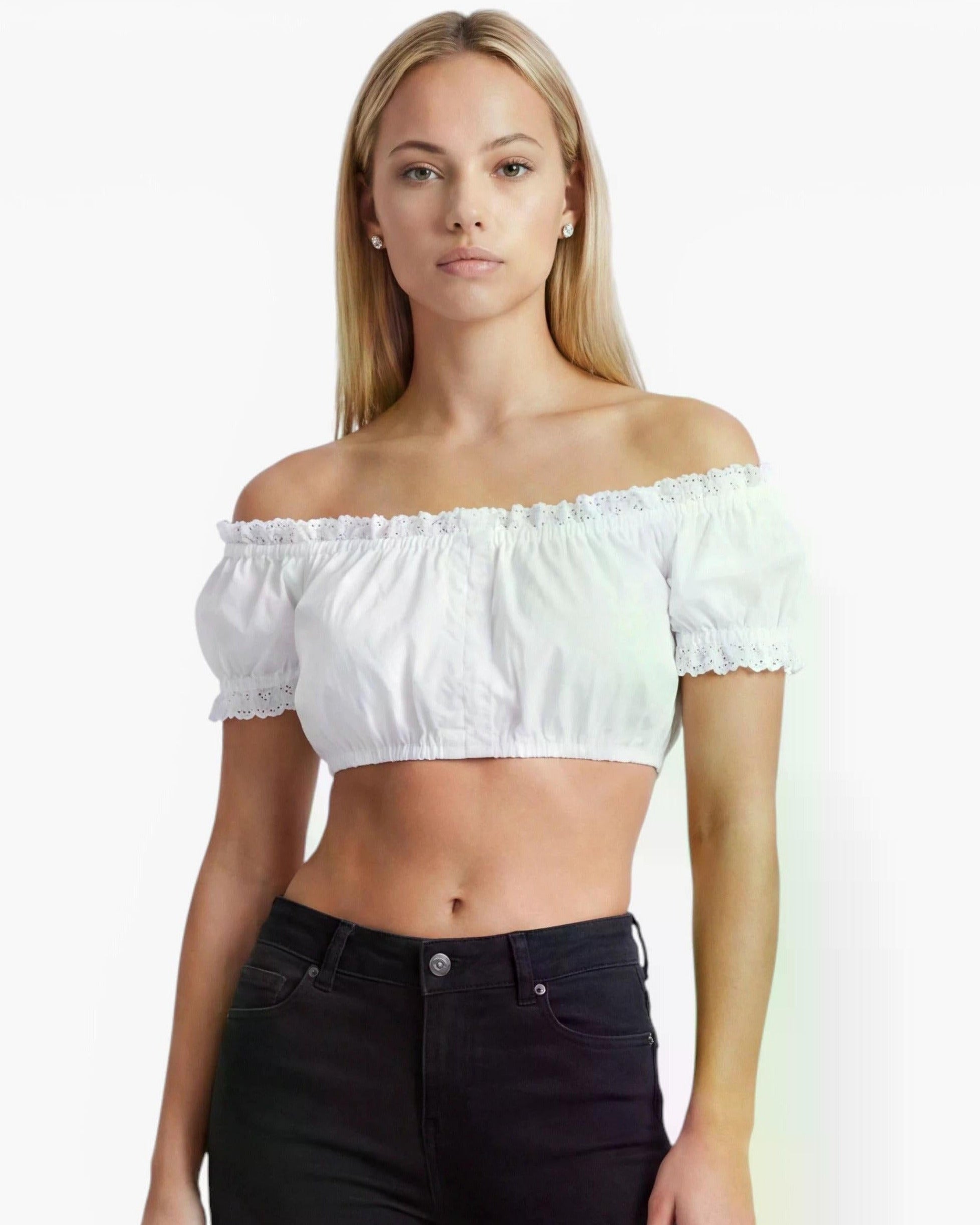 Model trägt Dirndlbluse Mara Weiß