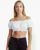 Model trägt Dirndlbluse Mara Weiß