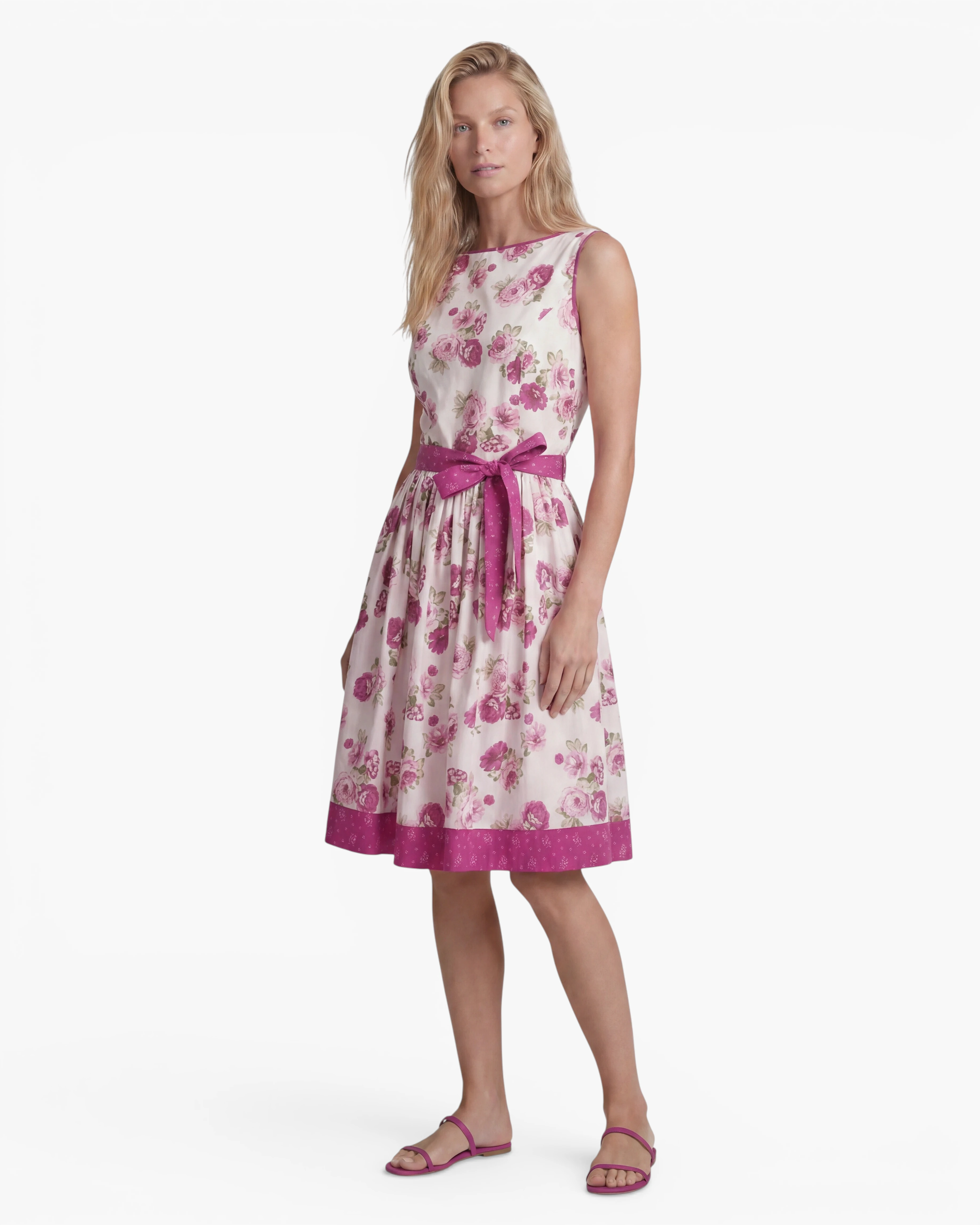 Frau trägt das Sommerkleid Rosita, Seitenansicht