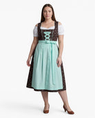 Model trägt Dirndl Elisabeth in Braun mit mintfarbener Schürze