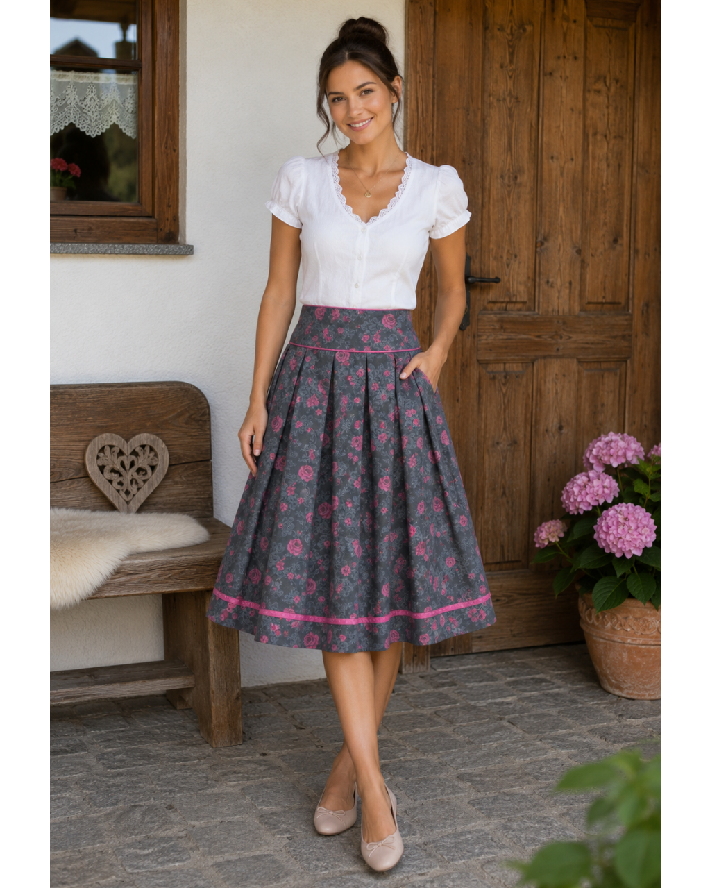 rachtenrock Anne aus dunkelgrauer Baumwolle mit rosa Rosenmuster und 65 cm Rocklänge.