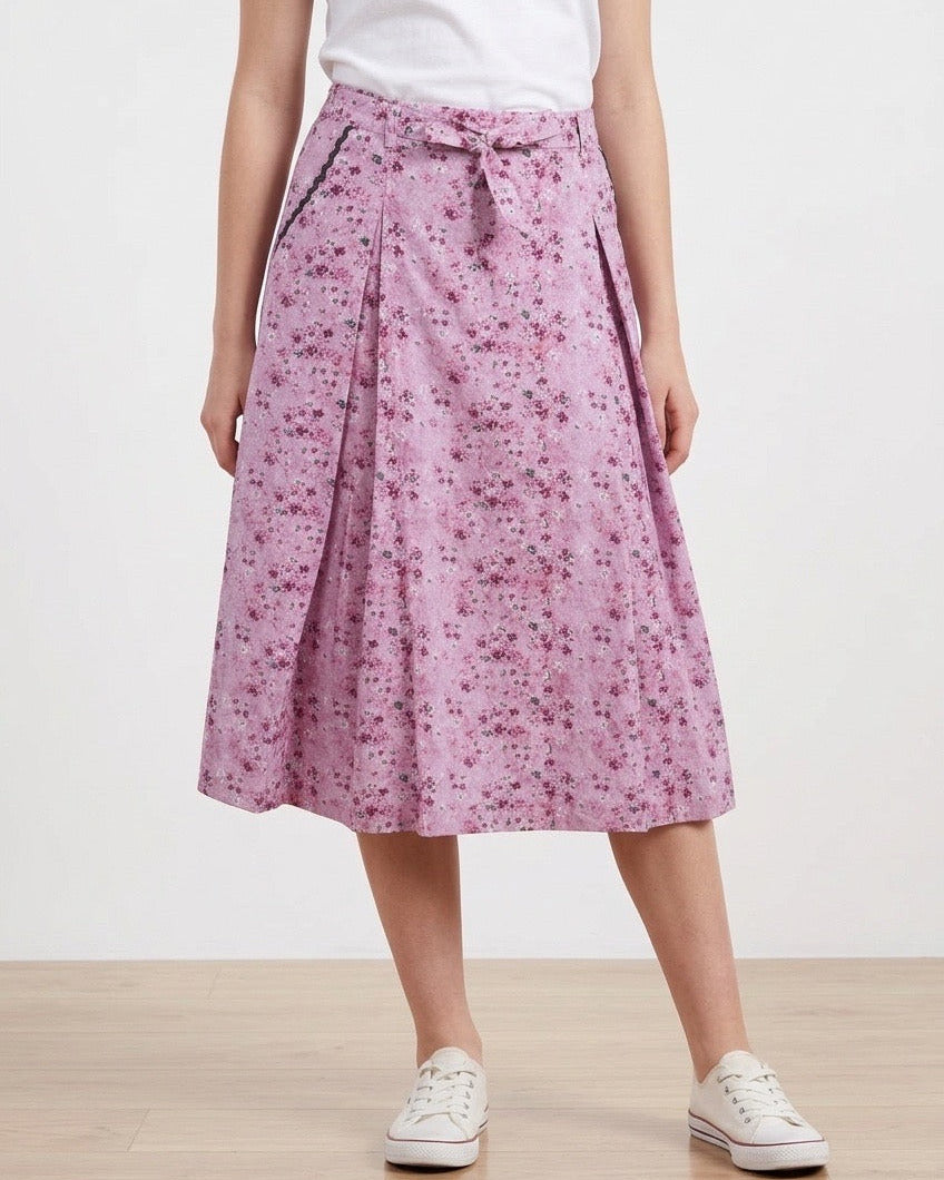 Trachtenrock Elsa in Rosa mit Blumenmuster aus 100 Prozent Baumwolle und 64 cm Rocklänge