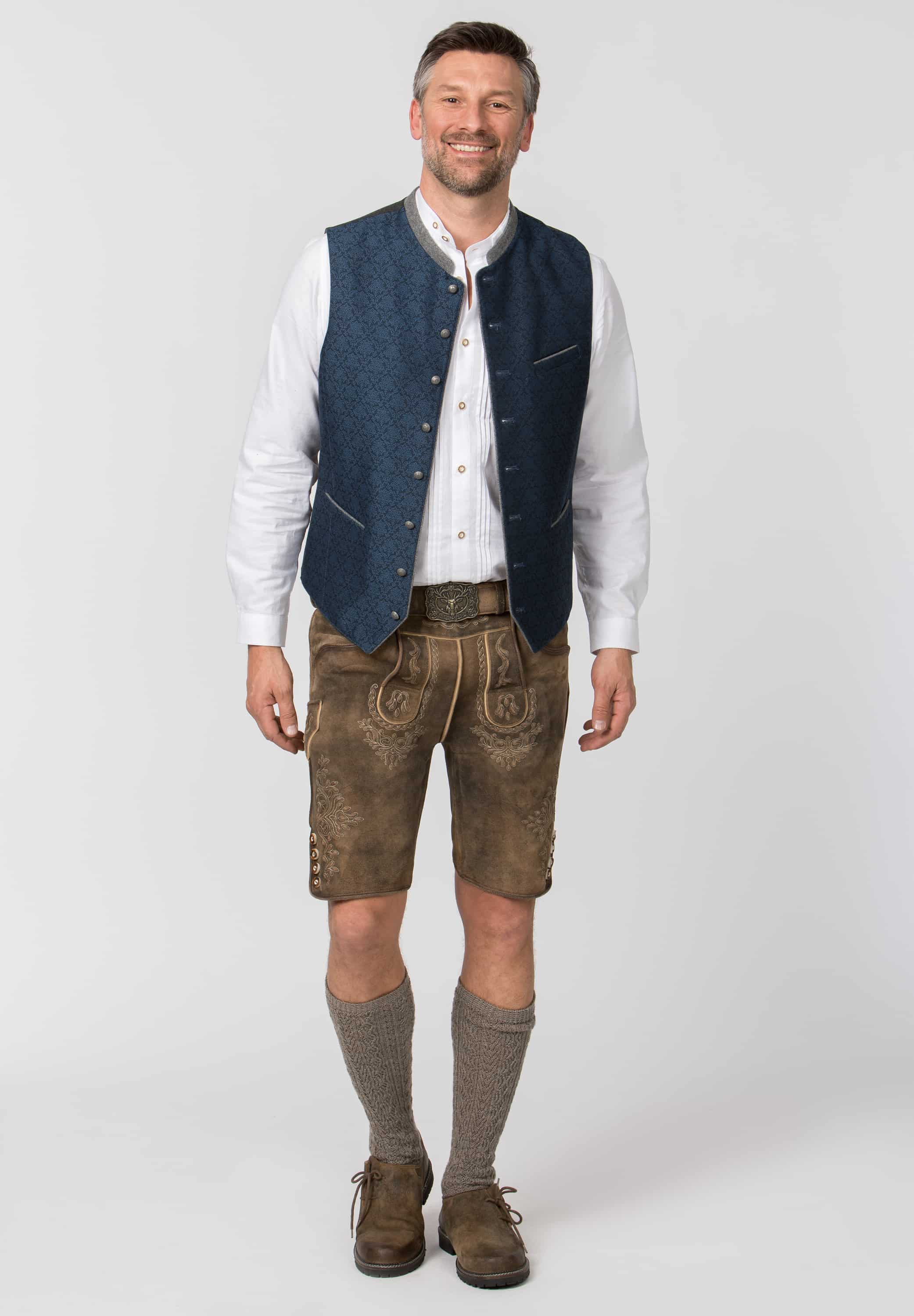 Trachtenlederhose Logan in Kiesel gespeckt, Detail der Stickerei