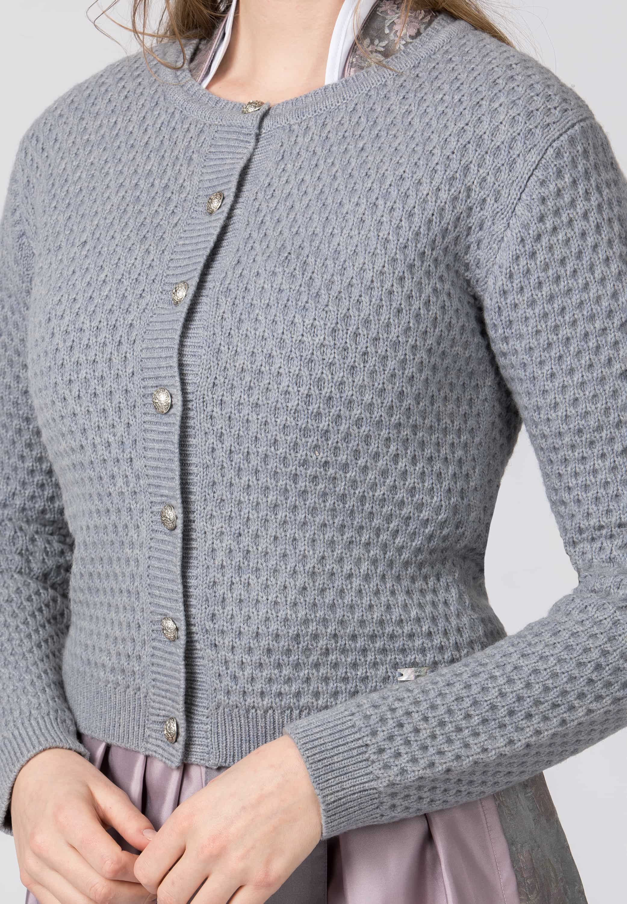 Trachten-Strickjacke Juliette in Grau, Detail der Knöpfe