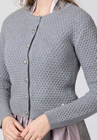 Trachten-Strickjacke Juliette in Grau, Detail der Knöpfe