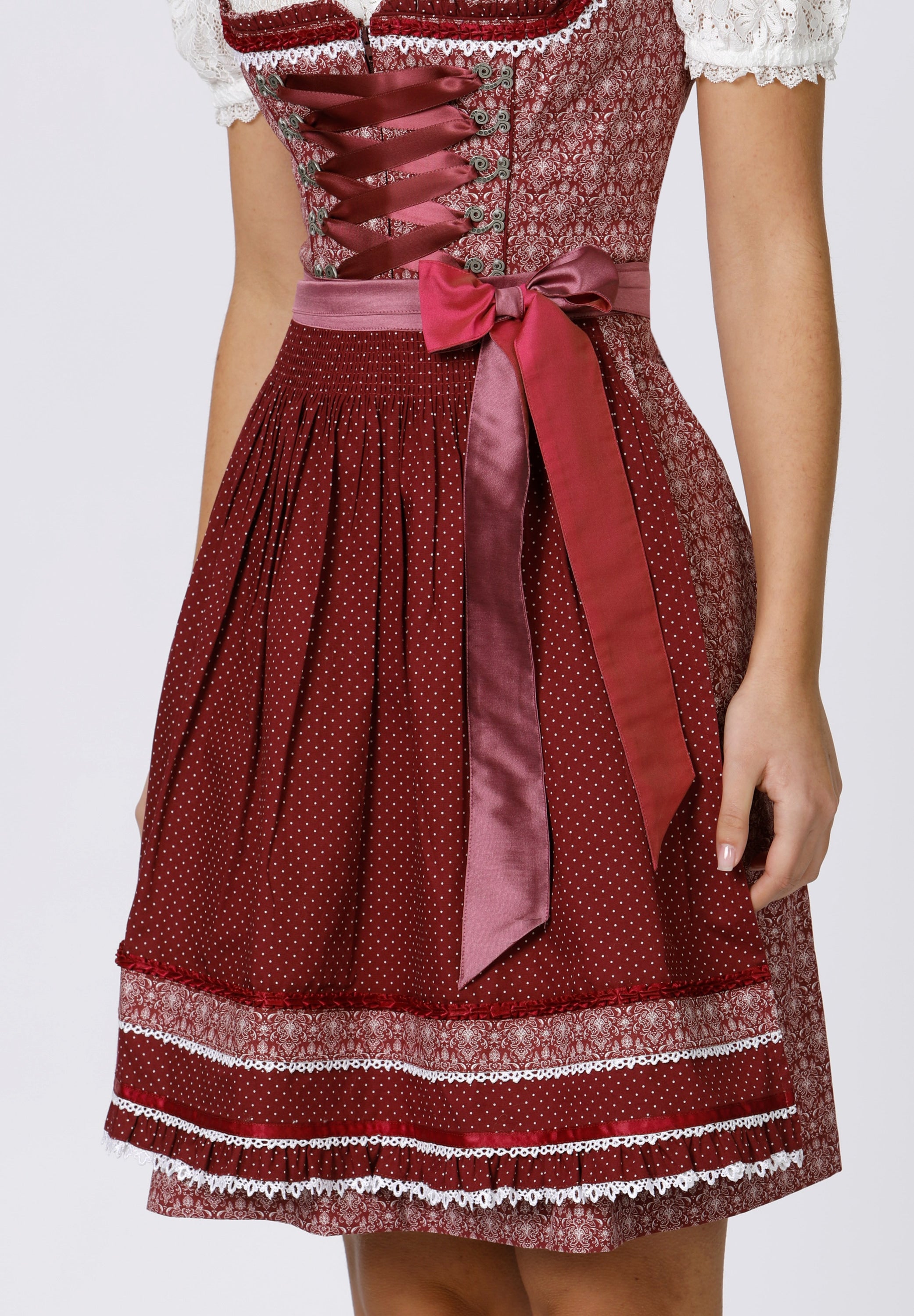Dirndl Kim in Bordeaux, Gesamtansicht