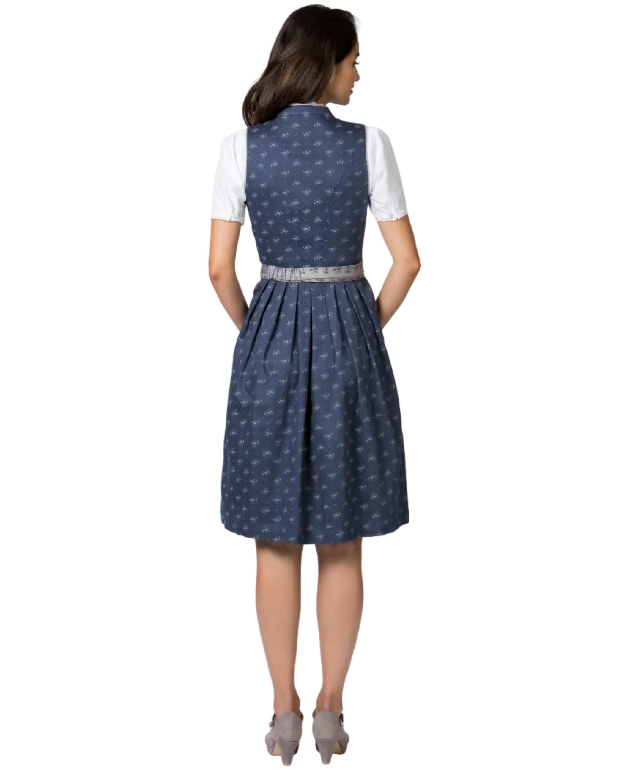 Model trägt Dirndl Amalie, Rückansicht