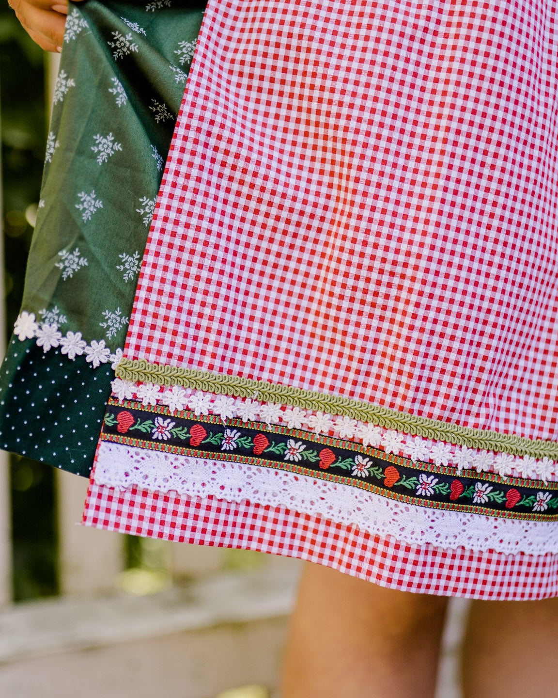 Dirndl Claudia Borten am Schürzenende