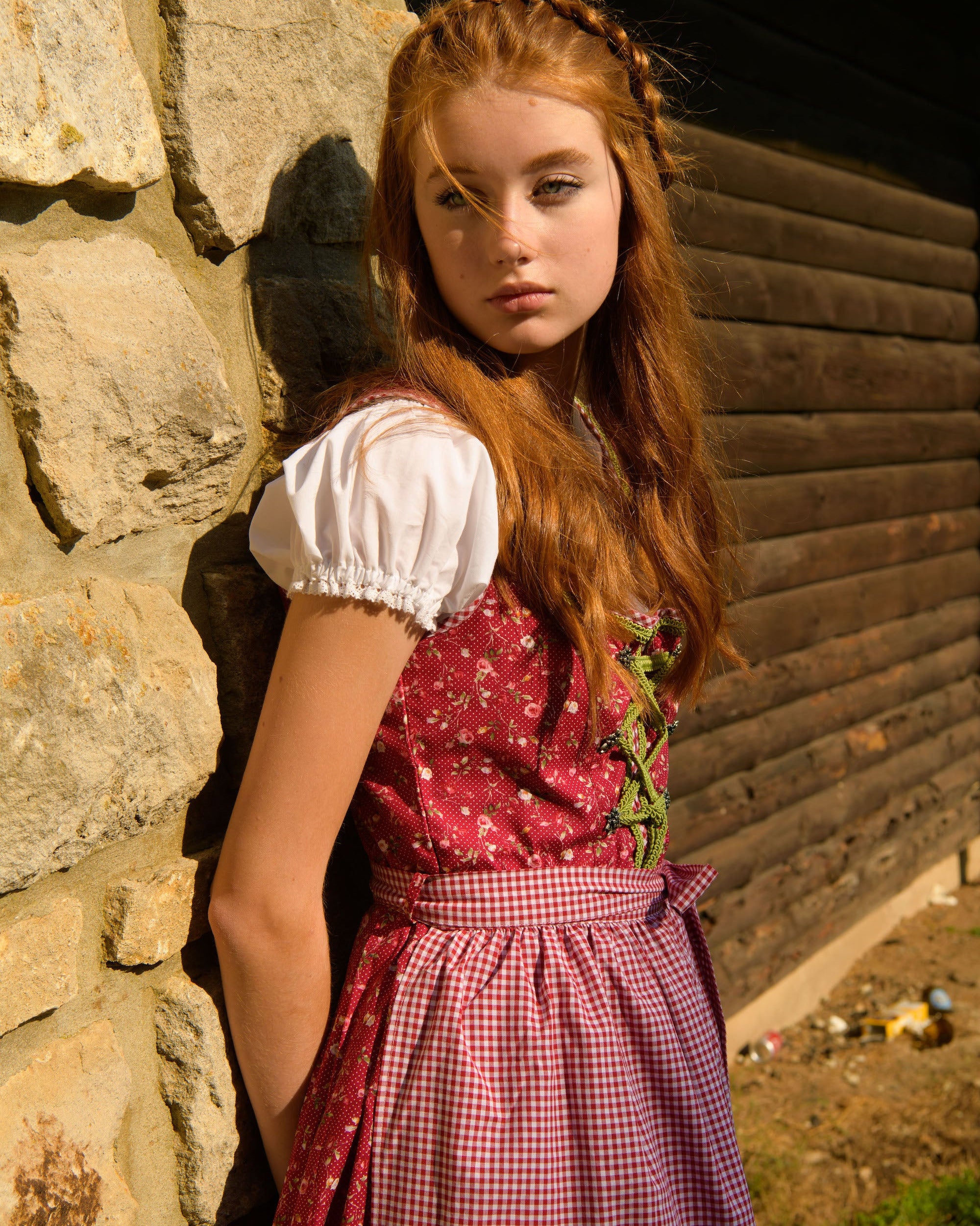 Dirndl Elli in Rot mit karierter Schürze