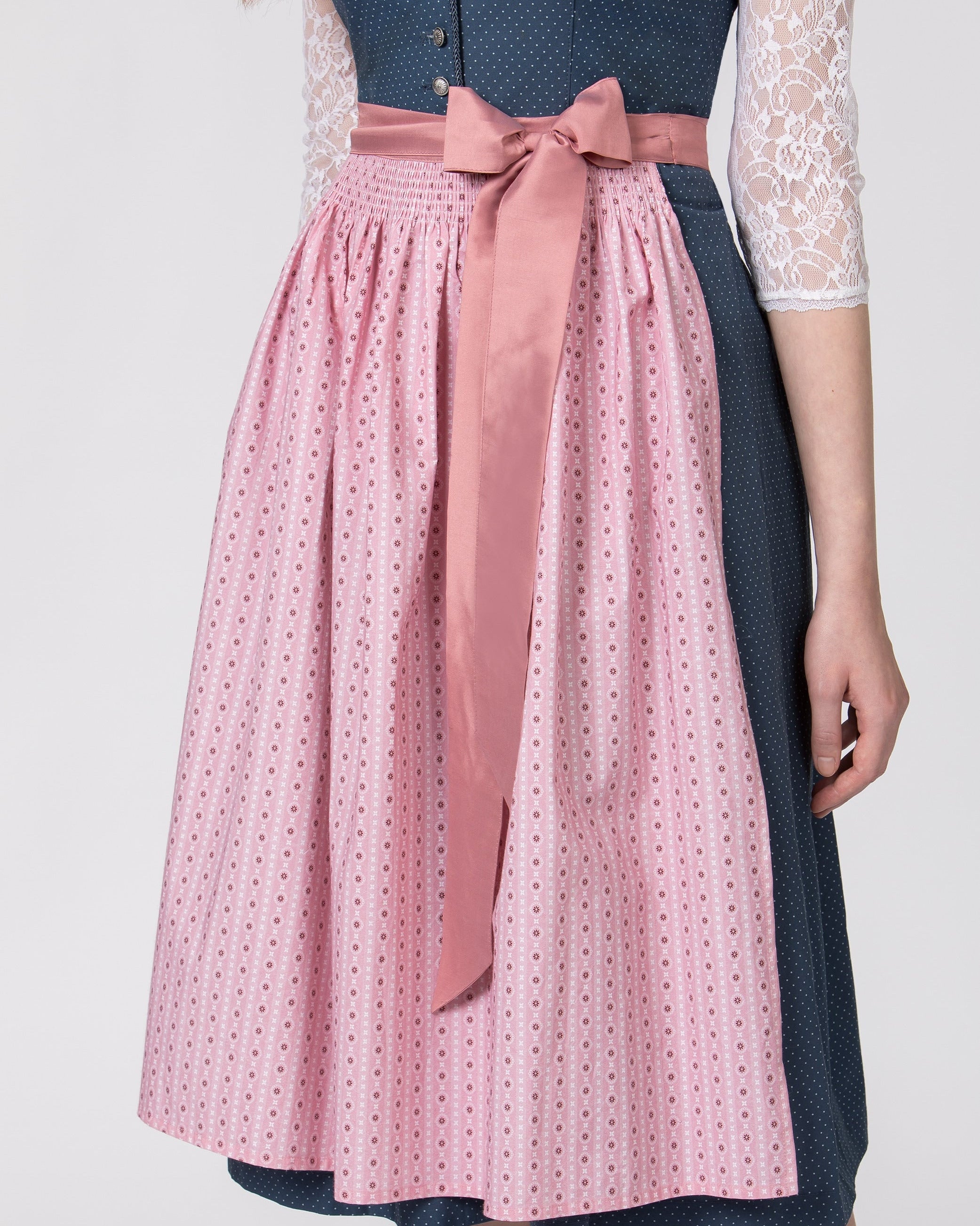 Detailaufnahme der Schürze vom Dirndl Marina