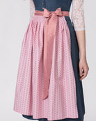 Detailaufnahme der Schürze vom Dirndl Marina