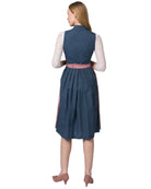 Model trägt Dirndl Marina, Rückansicht