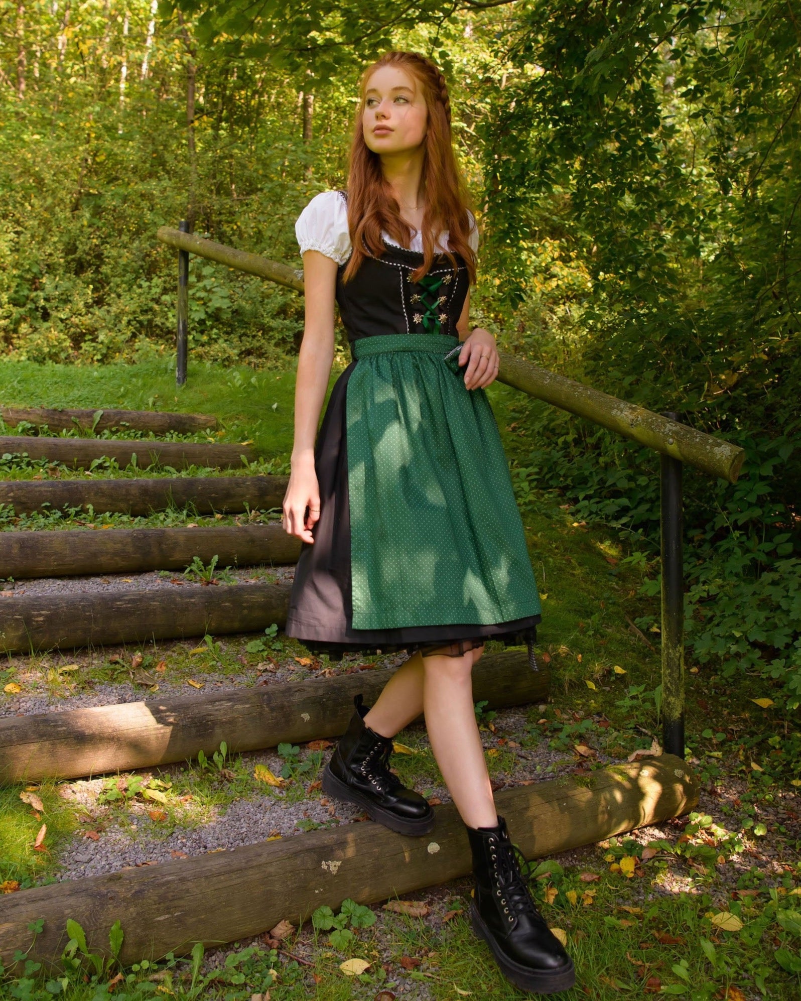 Dirndl Pia grün am Model getragen im Wald